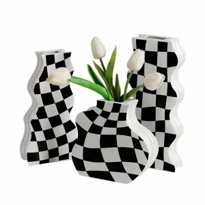 chic checkered vase with wavy design 8215