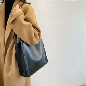 minimalist crafted leather tote   chic & timeless style 4918