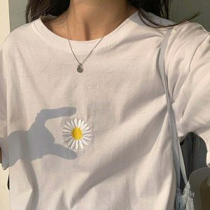 youthful daisy print t shirt   chic & vibrant style 1097
