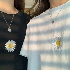 youthful daisy print t shirt   chic & vibrant style 5093