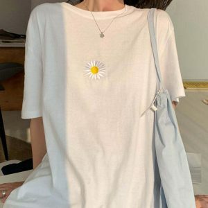 youthful daisy print t shirt   chic & vibrant style 8249