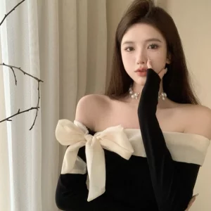 Korean Style Off-Shoulder Black T-shirt with Chic Bow Detail